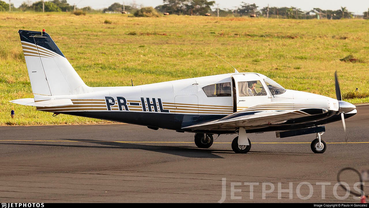 Aeronave sai da pista após pouso no Aeroporto da Serrinha, em Juiz de Fora
