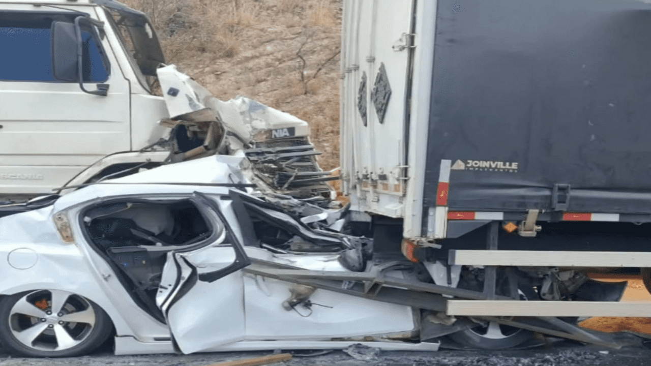Carro fica destruído após ser prensado entre dois caminhões na BR-251, em Minas Gerais