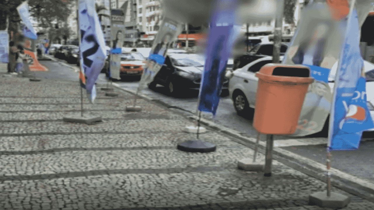 Eleitores reclamam de windbanners de candidatos em calçadas do Centro de Juiz de Fora