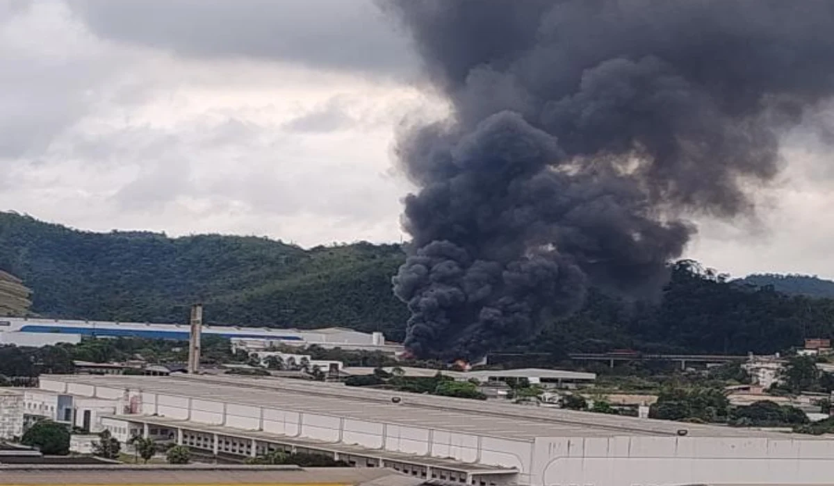 Incêndio em indústria de telhas no DIstrito Industrial de Juiz de Fora