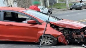 Acidente na Garganta do Dilermando deixa jovem ferido após carro bater em poste em Juiz de Fora