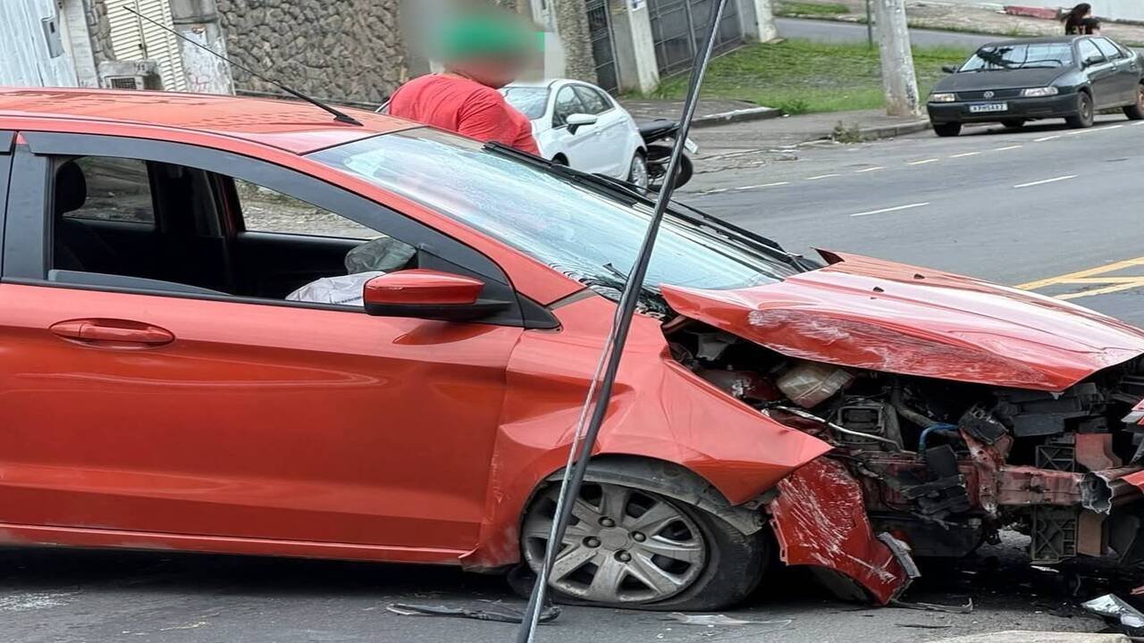 Acidente na Garganta do Dilermando deixa jovem ferido após carro bater em poste em Juiz de Fora