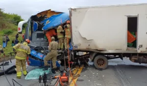 Acidente entre carro e ônibus deixa pelo menos 1 morto na BR-393 em Três Rios