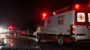 Atropelamento por moto deixa três pessoas feridas na Avenida JK, em Juiz de Fora