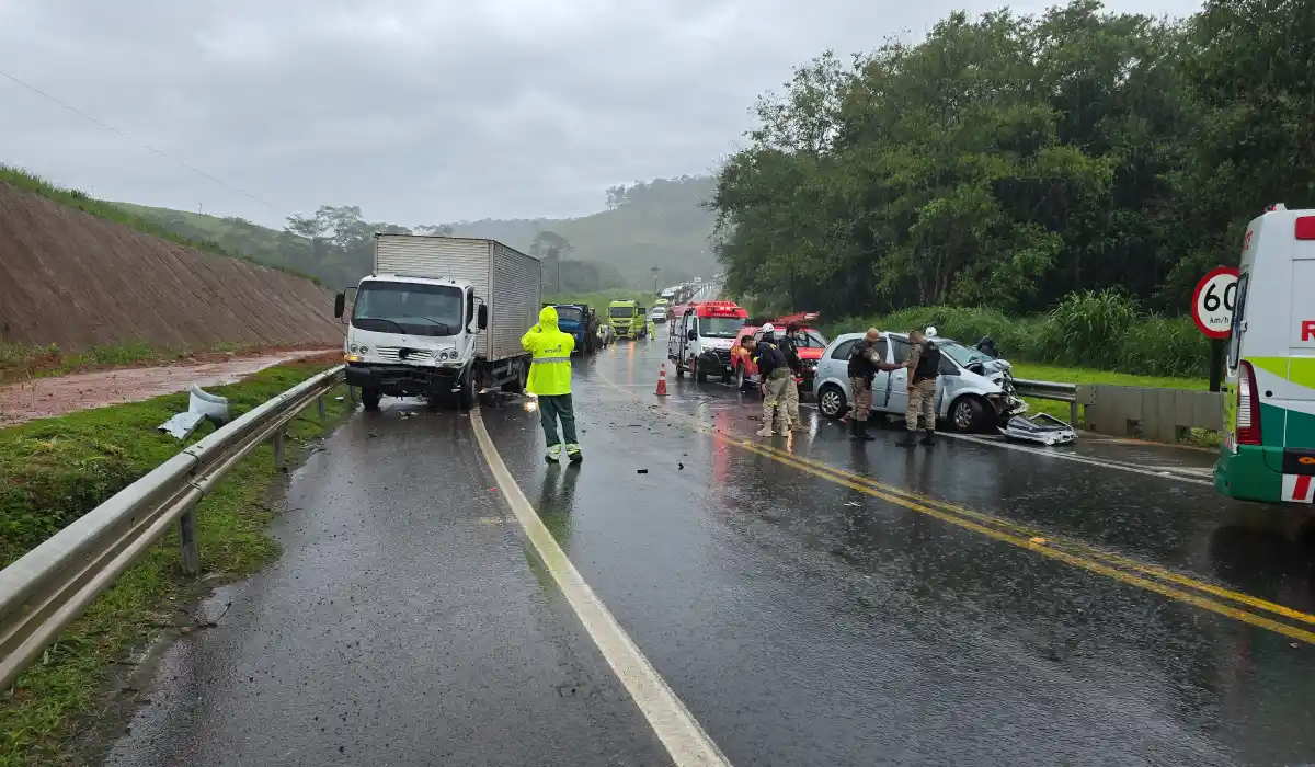 Acidente entre carro e caminhão na BR-116 em Leopoldina