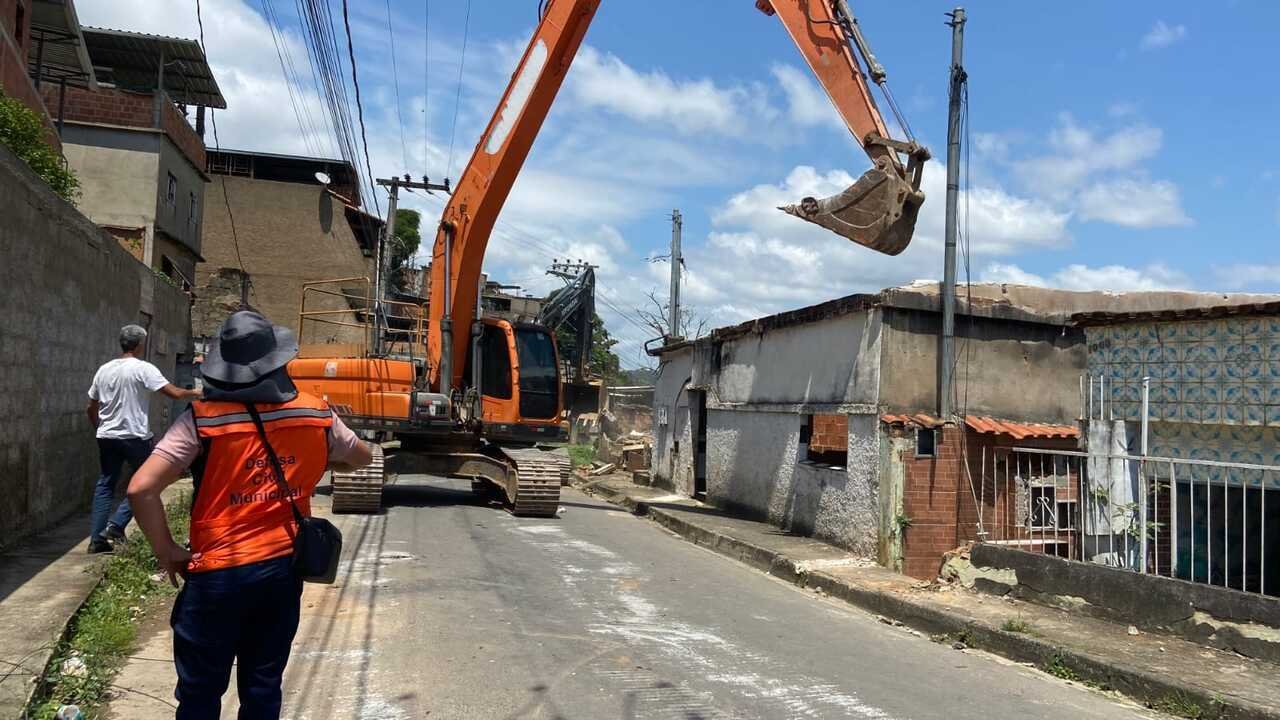 PJF inicia demolições de imóveis nos bairros Santa Rita e Solidariedade, em Juiz de Fora