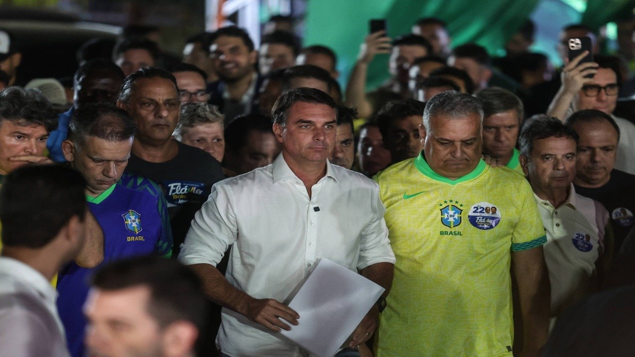 PF cancela passaportes de Flávio Bolsonaro, que ainda não foi localizado
