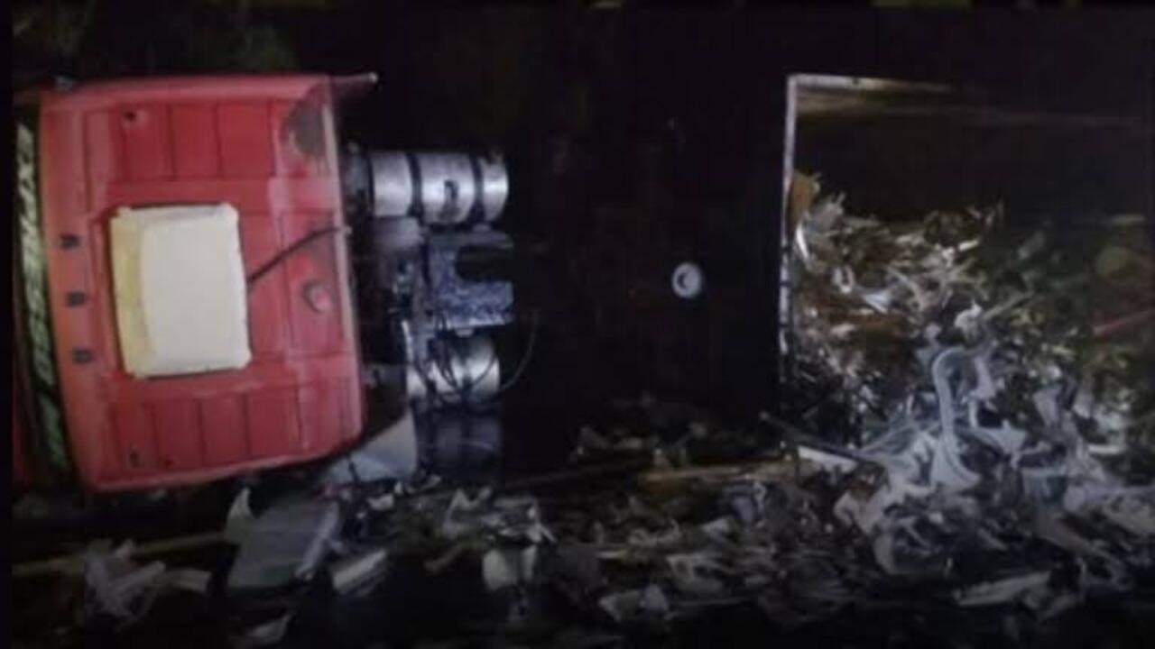 Motorista morre após carreta tombar na BR-040, em Oliveira Fortes